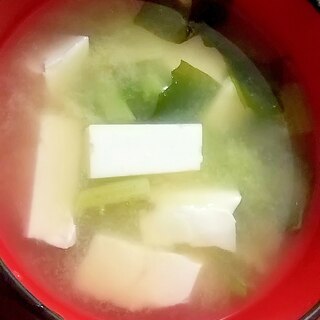 豆腐・大根の葉・わかめの味噌汁